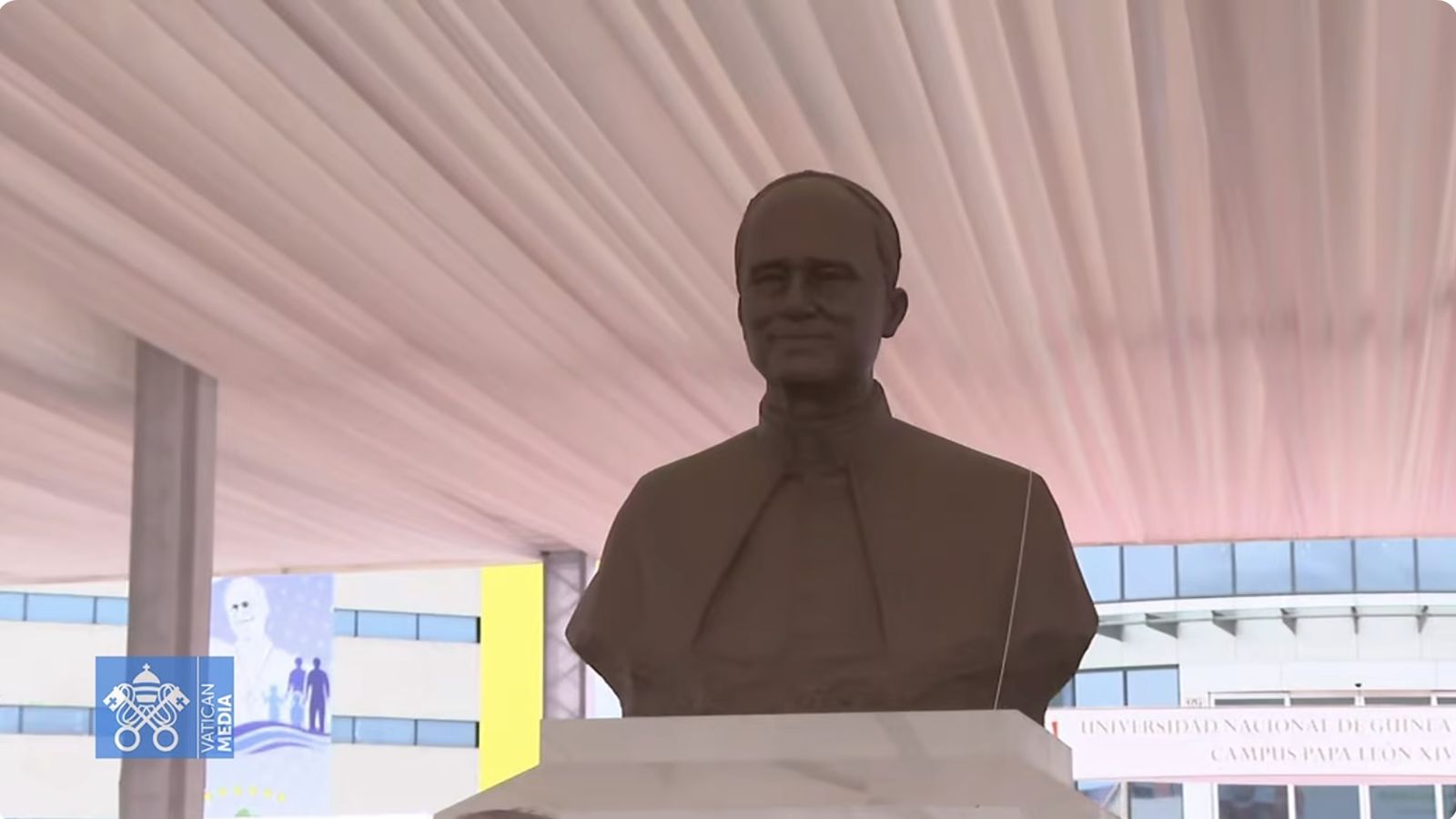 Busto del Papa en el Campus León XIV de Malabo