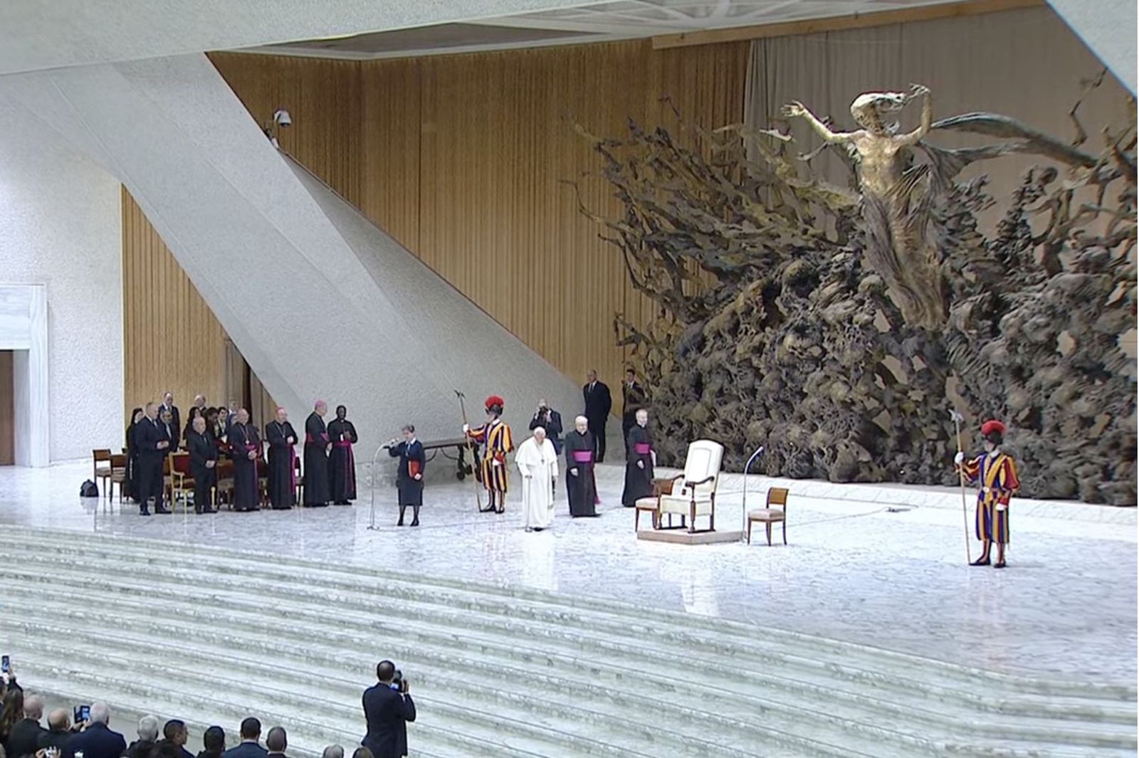 Francisco camina hacia su asiento antes de la audiencia general