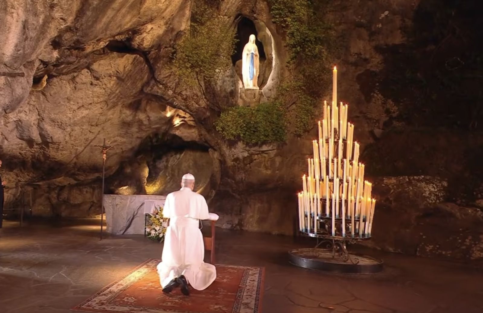 El Papa, en la gruta de las Apariciones, junto a la Virgen de Lourdes