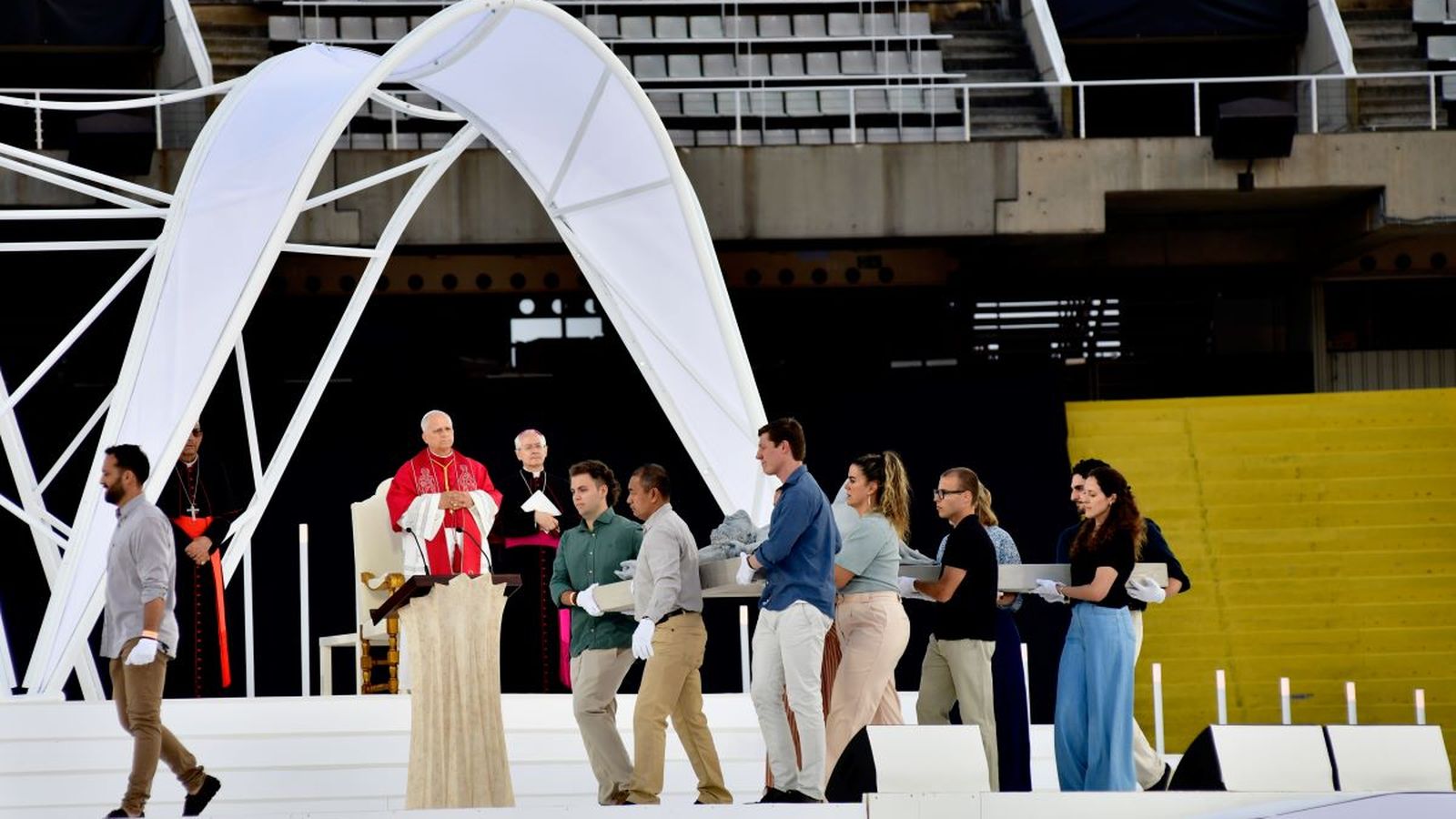 Varios jóvenes protagonizaron uno de los momentos más simbólicos de la vigilia en el Estadio Olímpico Lluís Companys al llevar al escenario un Cristo crucificado.