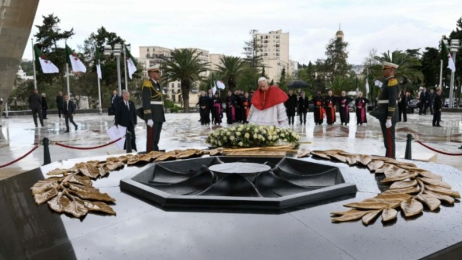 El Papa reza ante el monumento a los mártires