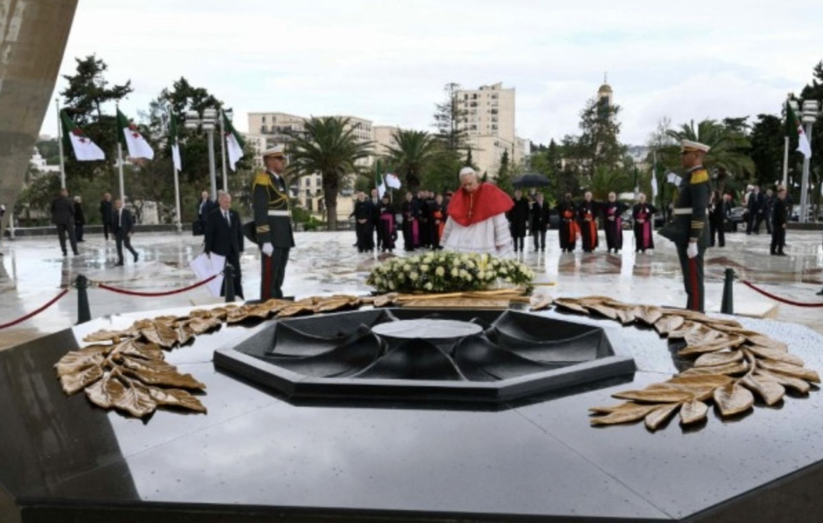 El Papa reza ante el monumento a los mártires