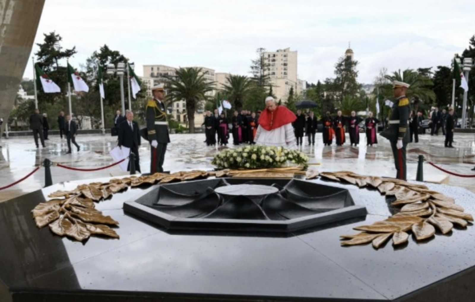 El Papa reza ante el monumento a los mártires