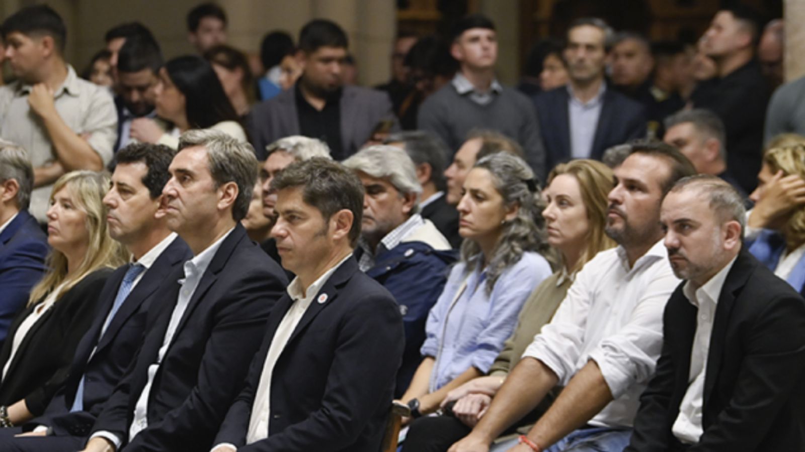Axel Kicillof durante la misa homenaje al papa Francisco