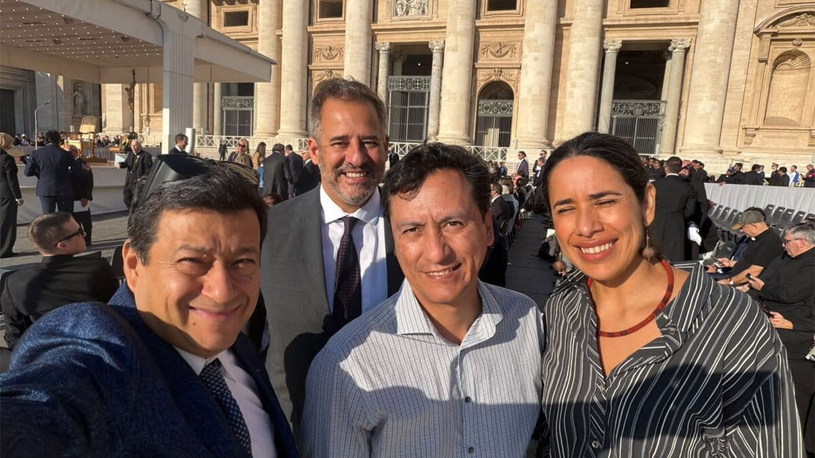 La delegación científica de Bolivia, Colombia y Perú en Plaza San Pedro