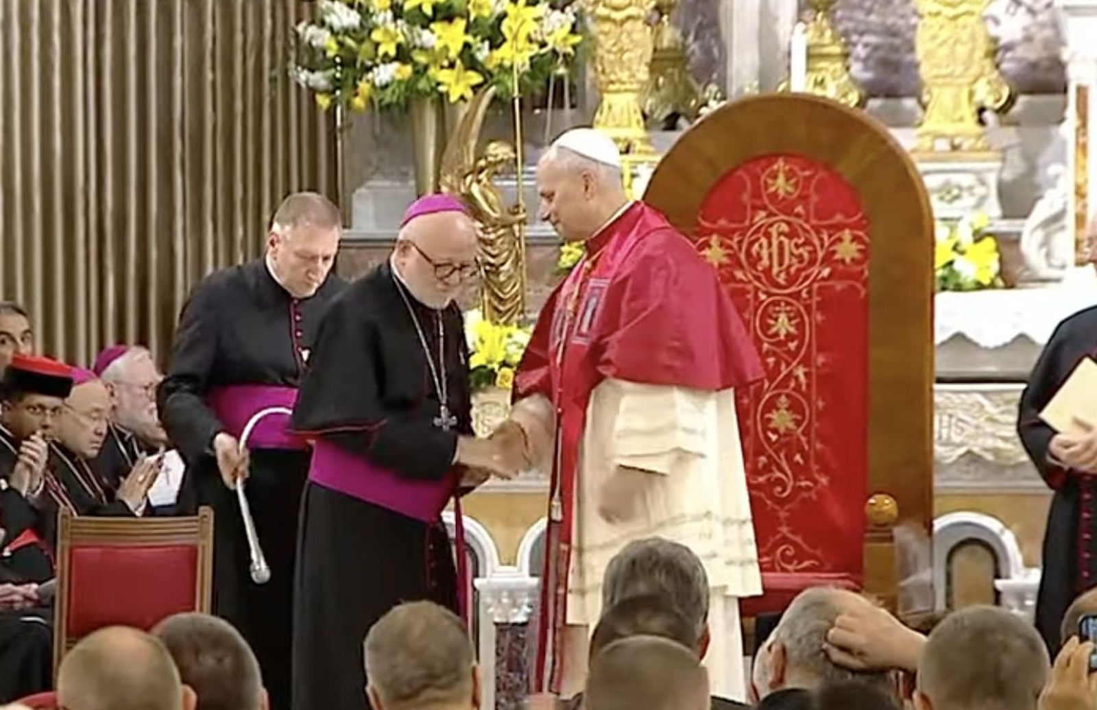 El Papa saluda al presidente del episcopado