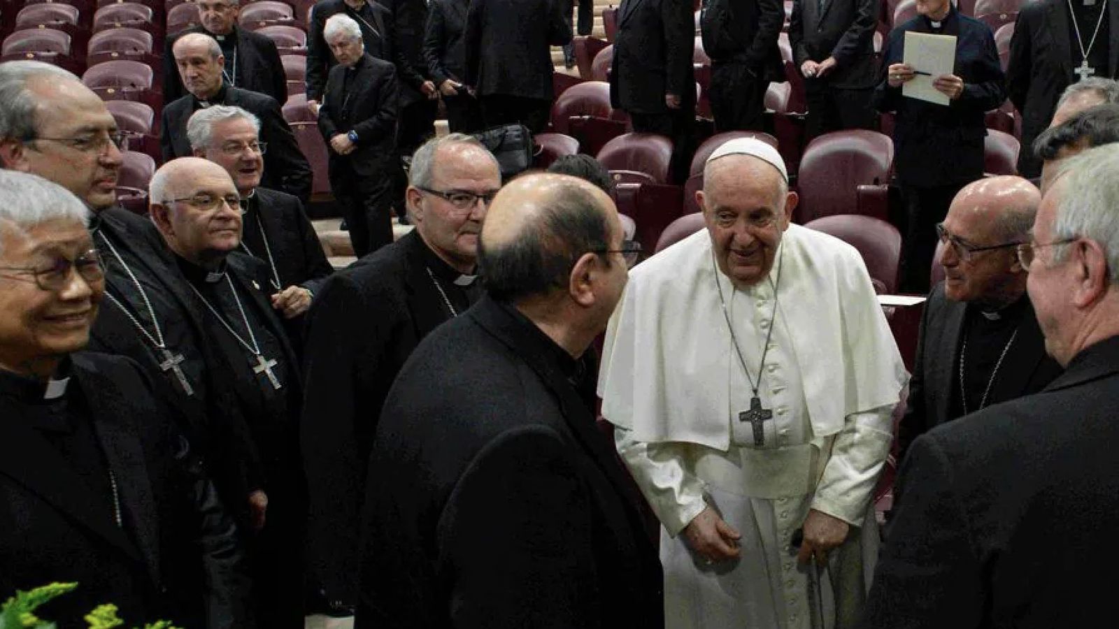 Francisco, con los obispos españoles; a la izquierda, el prefecto para el Clero