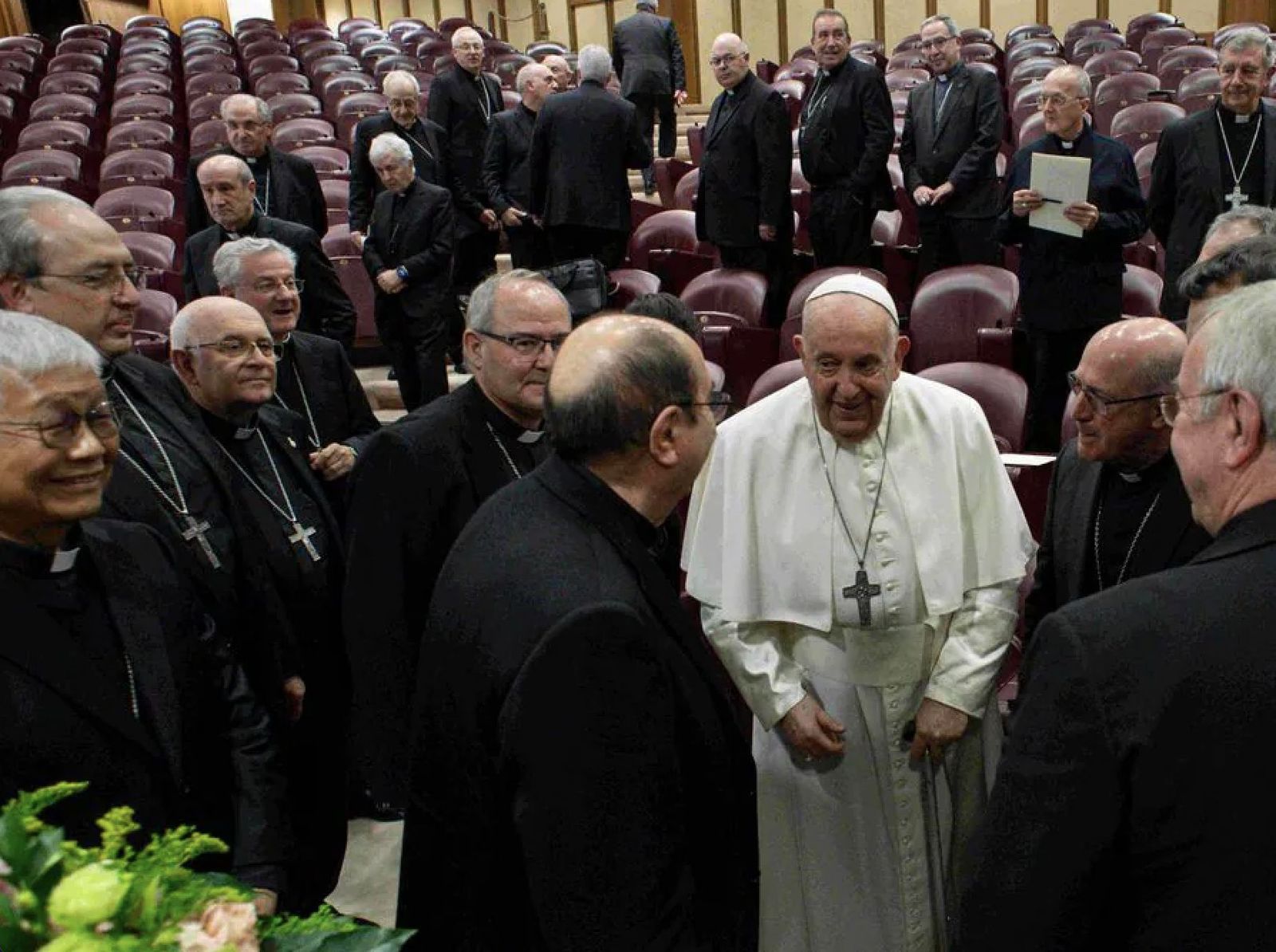 Francisco, con los obispos españoles; a la izquierda, el prefecto para el Clero