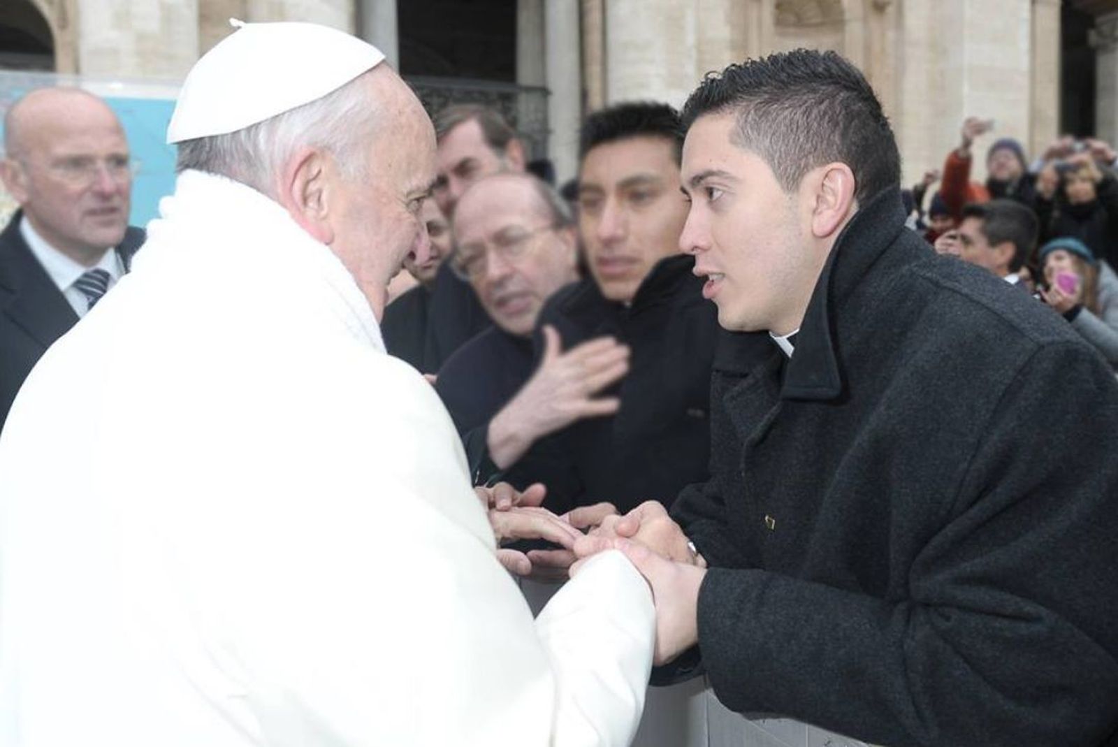Padre Pinto saludando al Papa en una foto de archivo