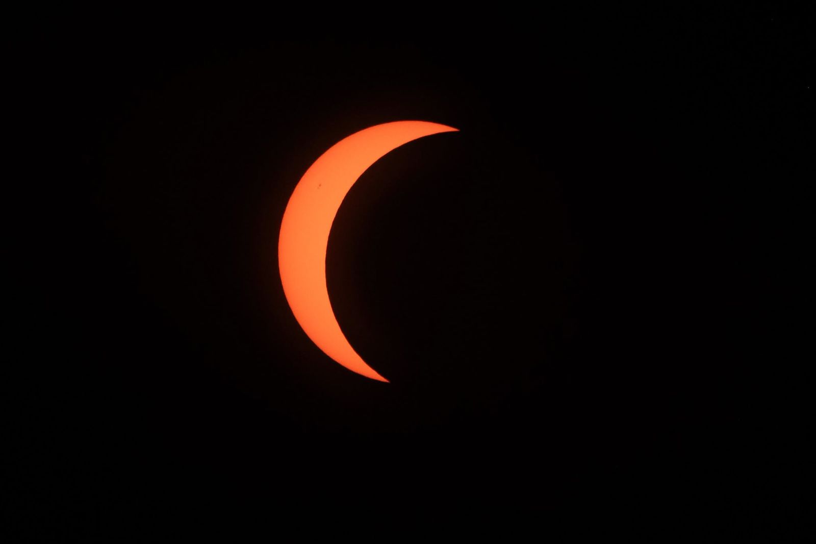 Imagen del eclipse publicada en las redes por la Catedral de Segovia.  A cierta distancia de esta descansan los restos del sublime maestro de la Noche Oscura