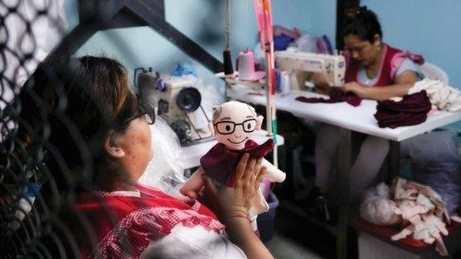 Mujeres presas en la cárcel de Chorrillos, Lima, confeccionan muñecos con la figura del Papa