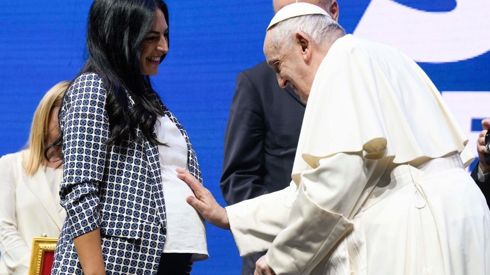 El Papa bendice a una mujer embarazada