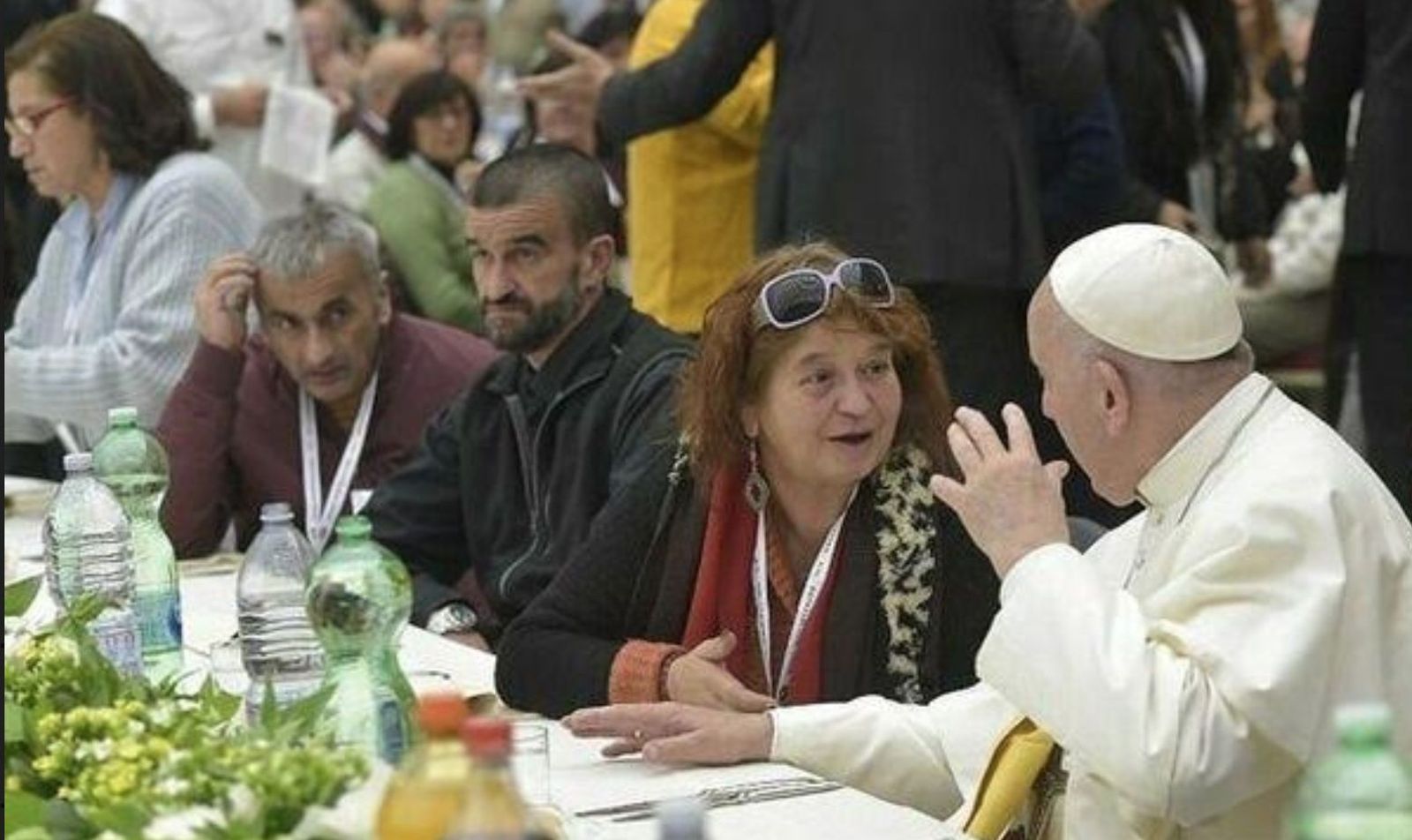 El Papa, con pobres a la mesa