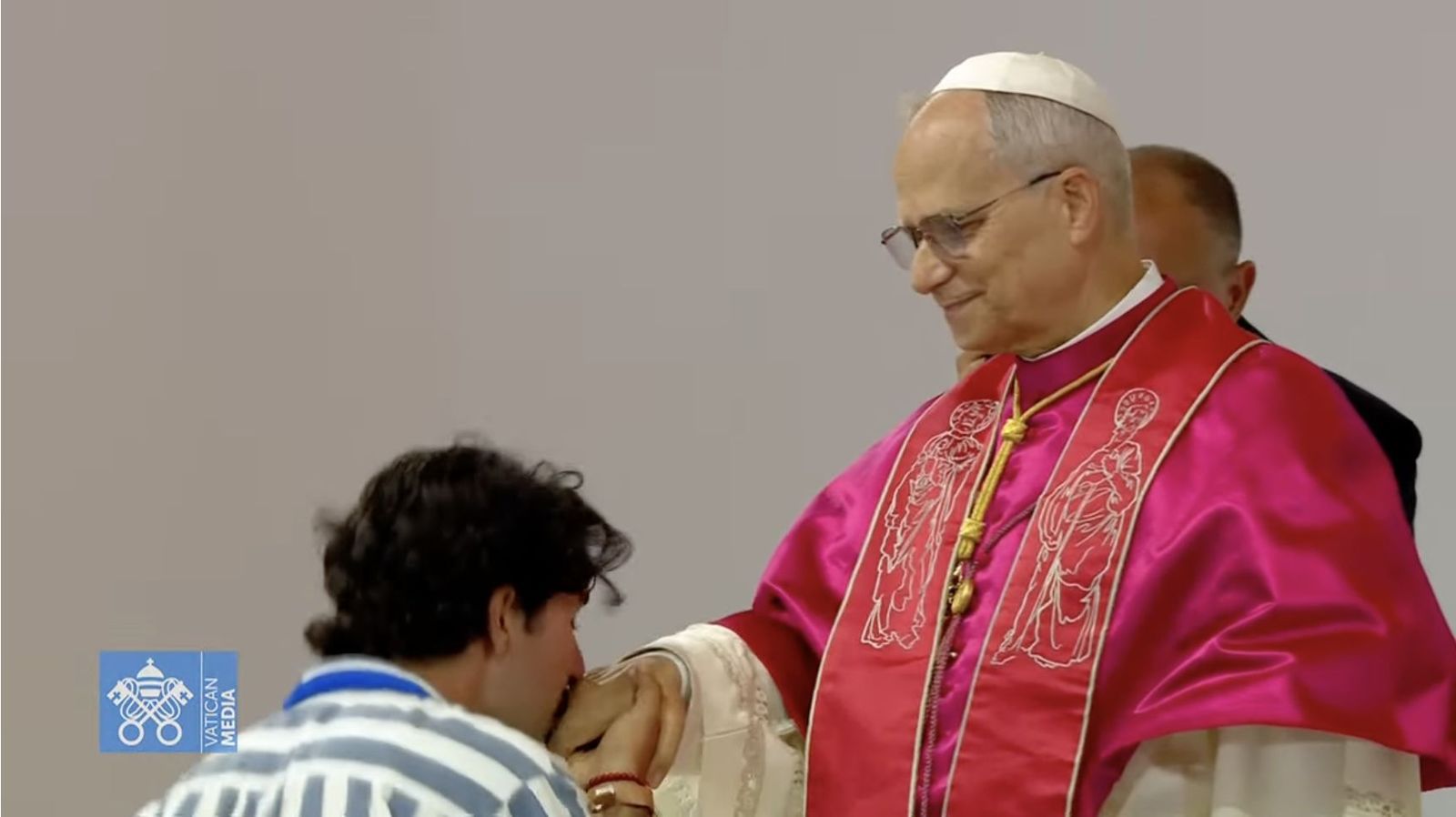 El joven estadounidense besa la mano del Papa