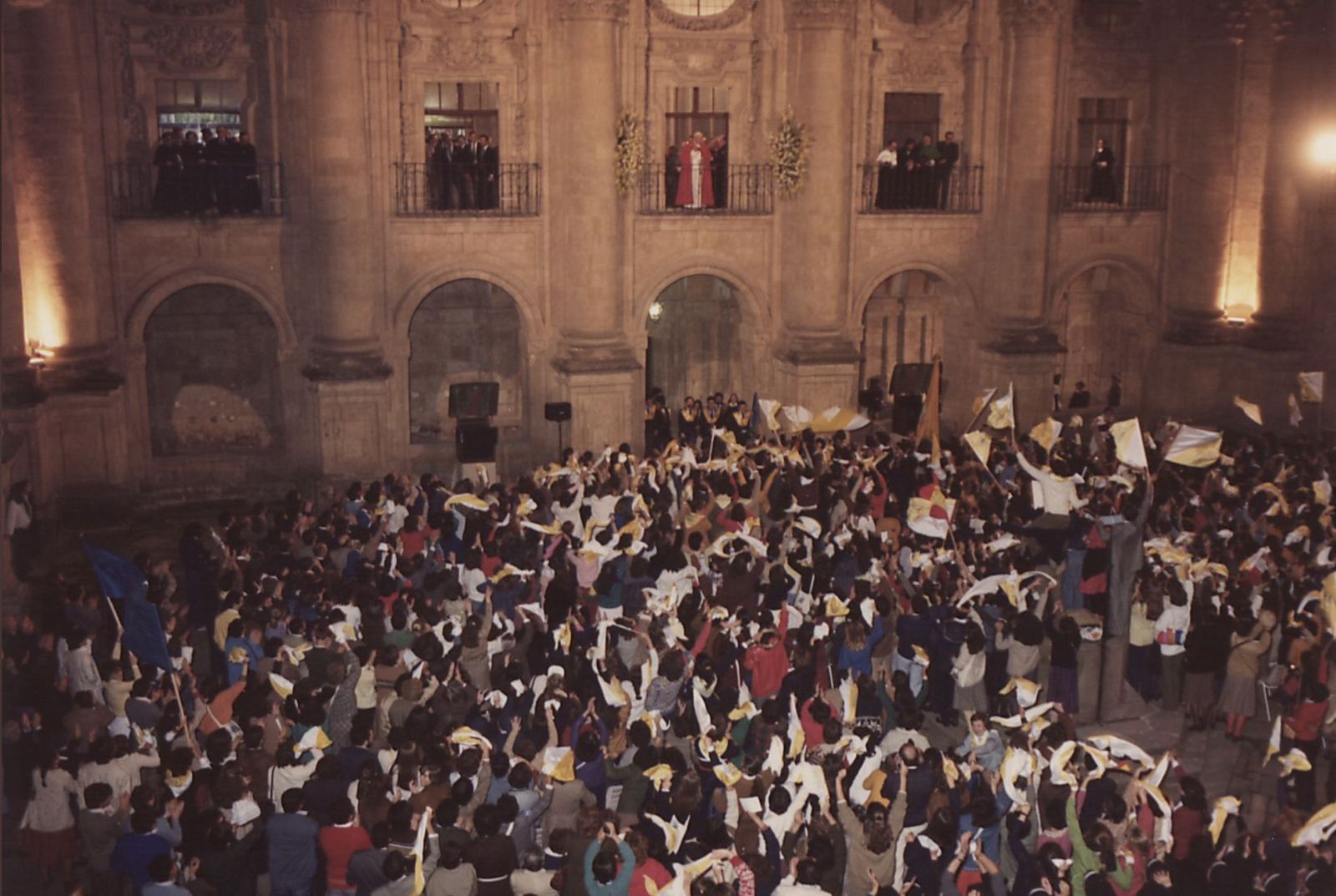 El Papa saluda desde el balcón de la UPSA a los estudiantes