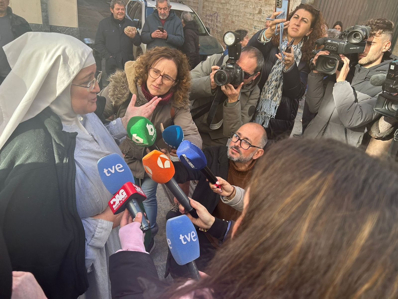 Una de las ex monjas, a la entrada al juzgado