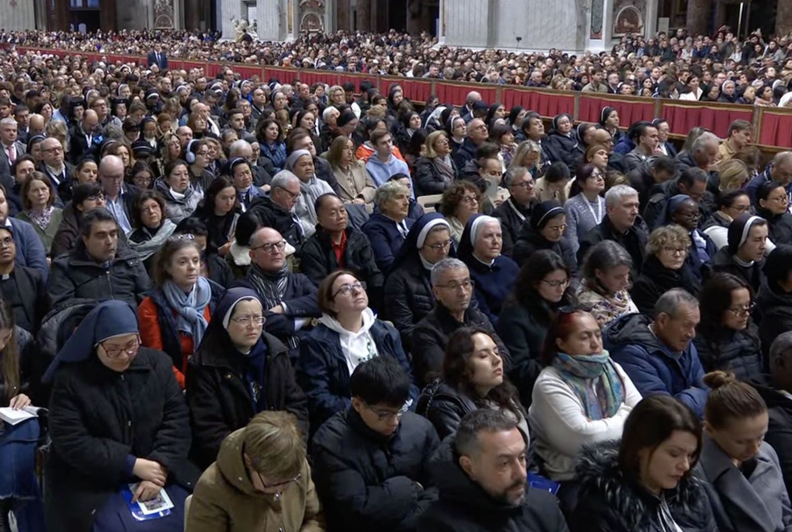 Fieles asisten a la misa del Domingo de la Palabra en San Pedro