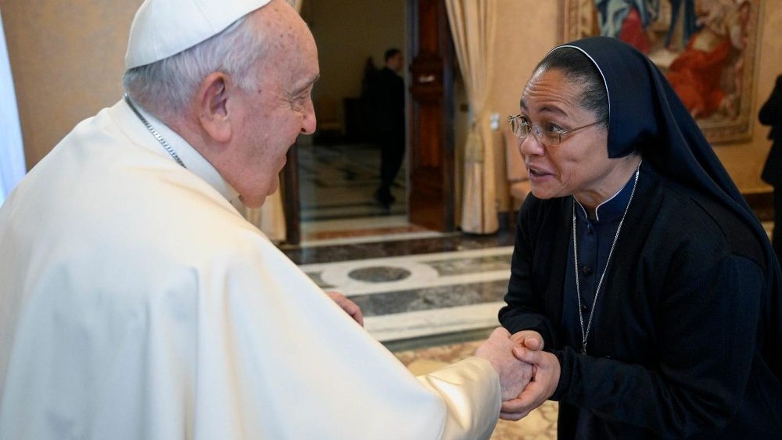 Una calasancia saluda al Papa en la audiencia a los miembros de esta Familia