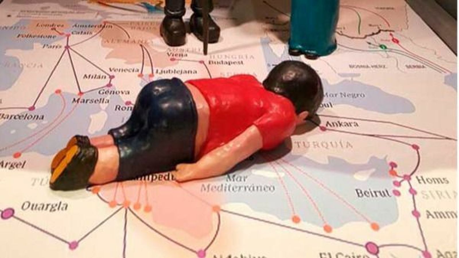 Aylan sobre el mapa. Obra de Ikella Alonso