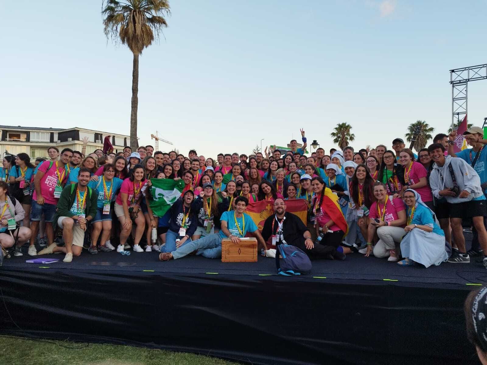 Toño Casado con algunos jóvenes en Lisboa