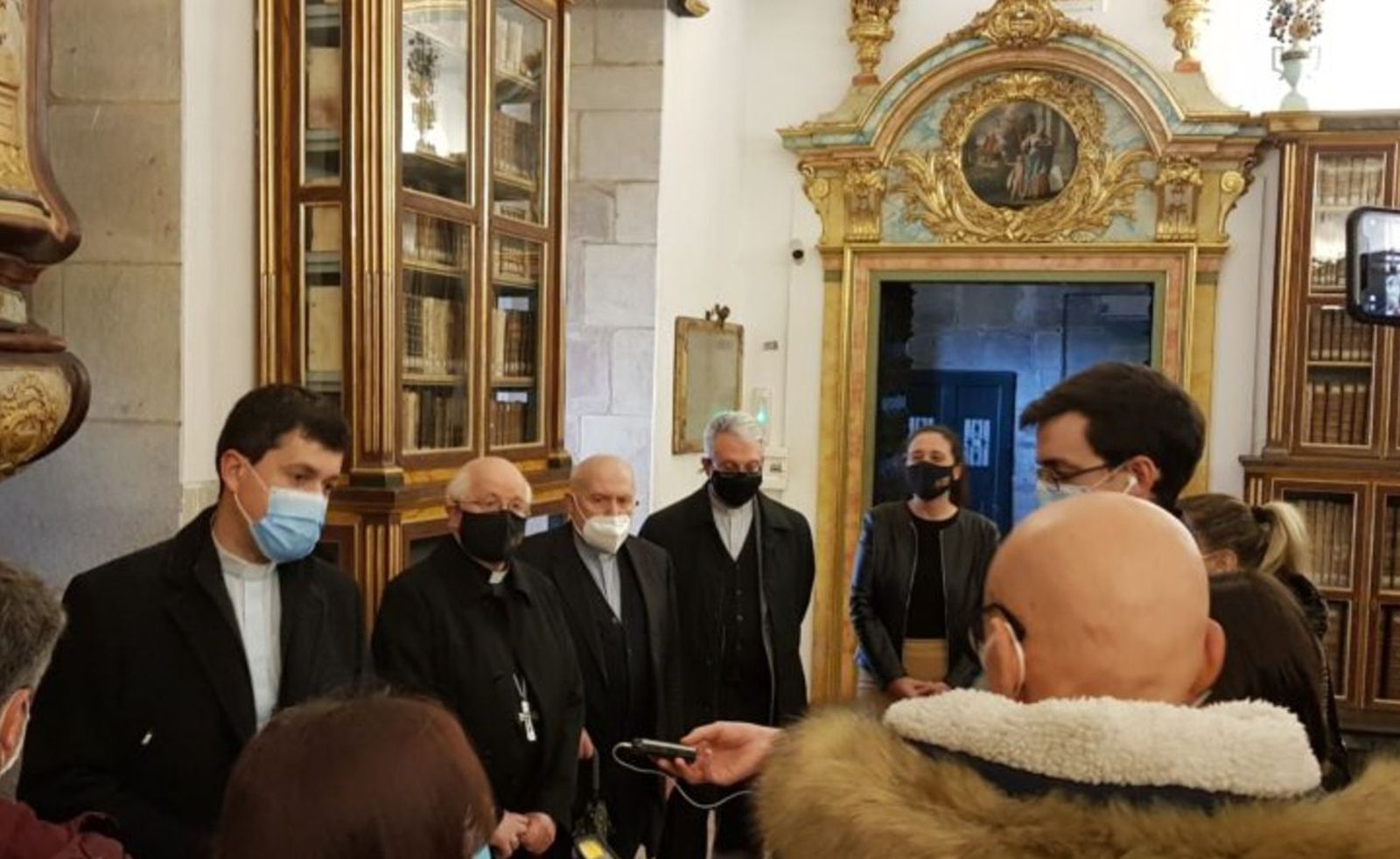 El arzobispo de Santiago de Compostela, con la prensa