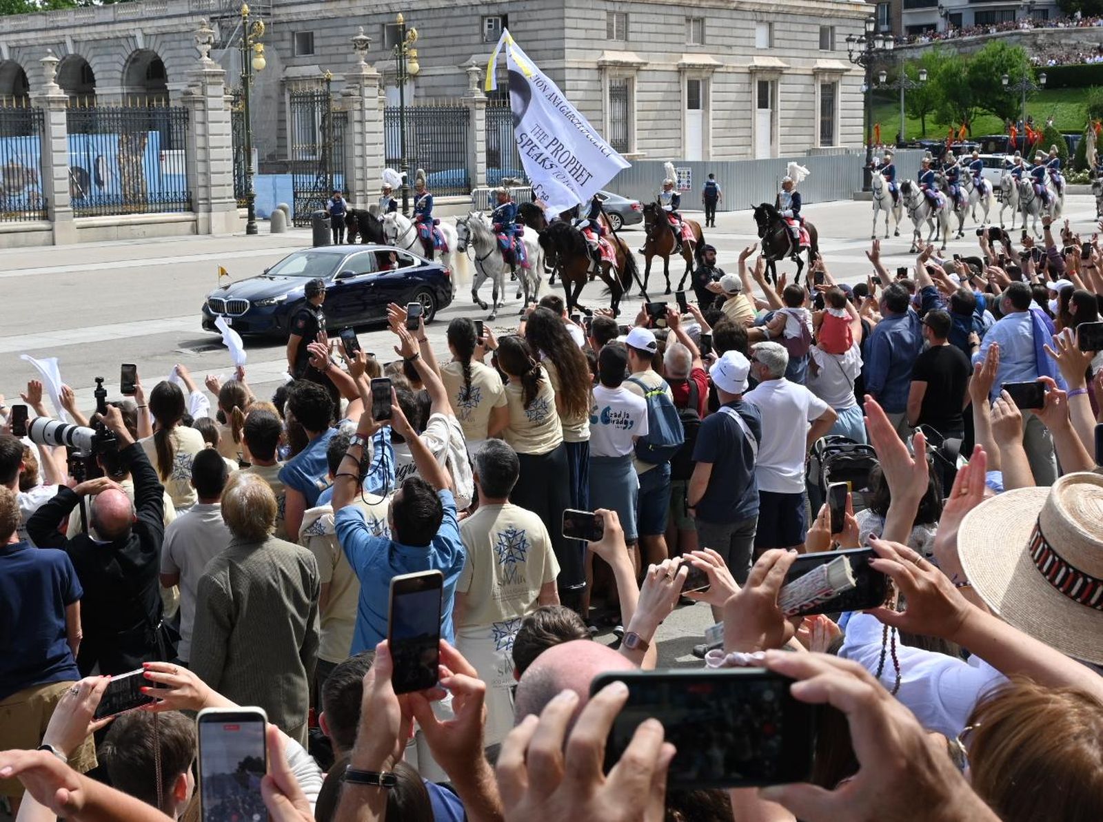 Fieles saludan a la llegada del Papa al Palacio de Oriente
