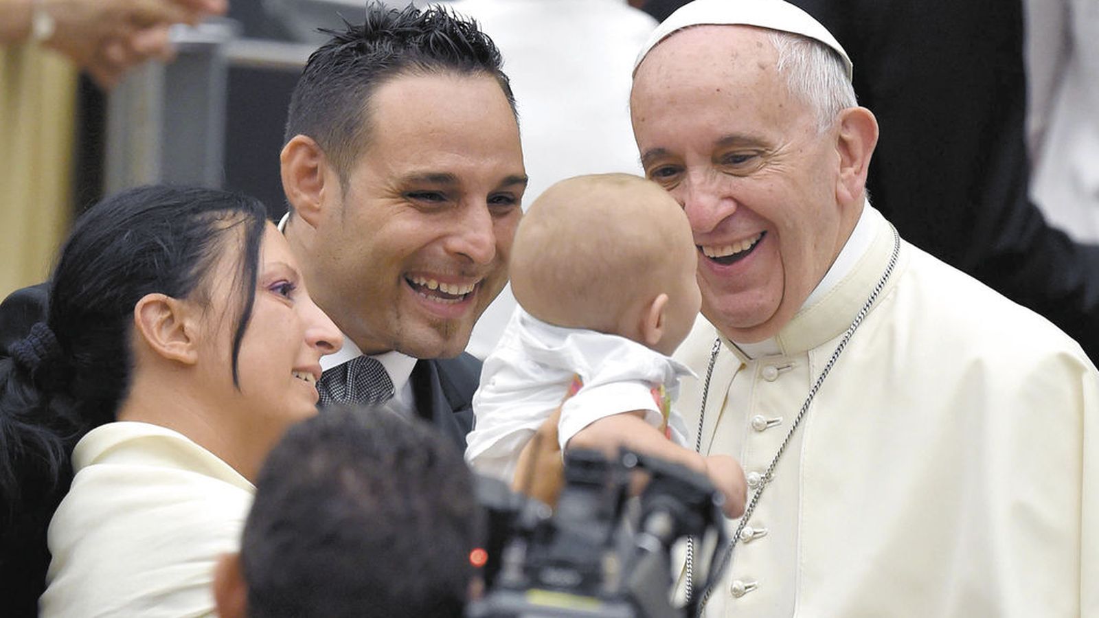El papa Francisco saluda a una familia