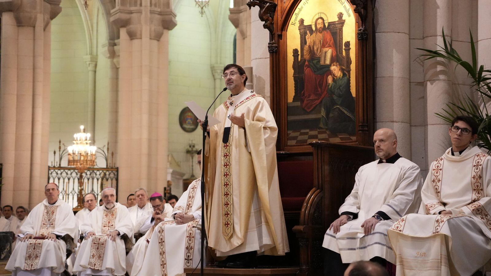 Cobo, en la misa de CONVIVIUM. A su derecha, Luis Marín y el cardenal Bustillo