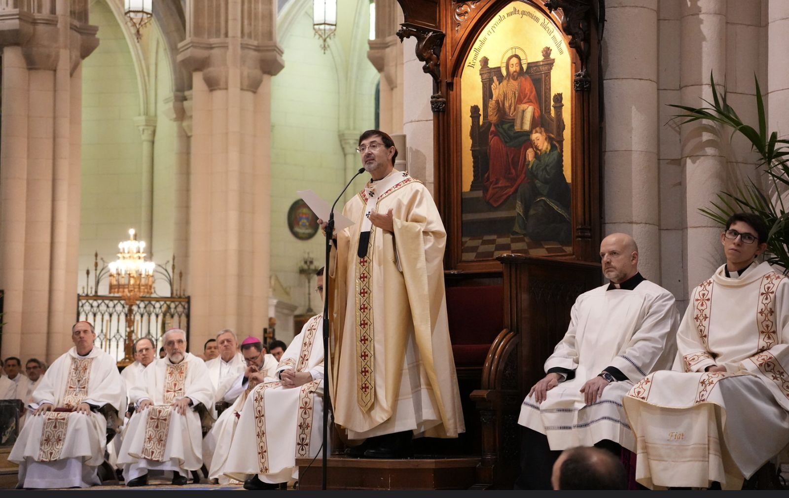 Cobo, en la misa de CONVIVIUM. A su derecha, Luis Marín y el cardenal Bustillo