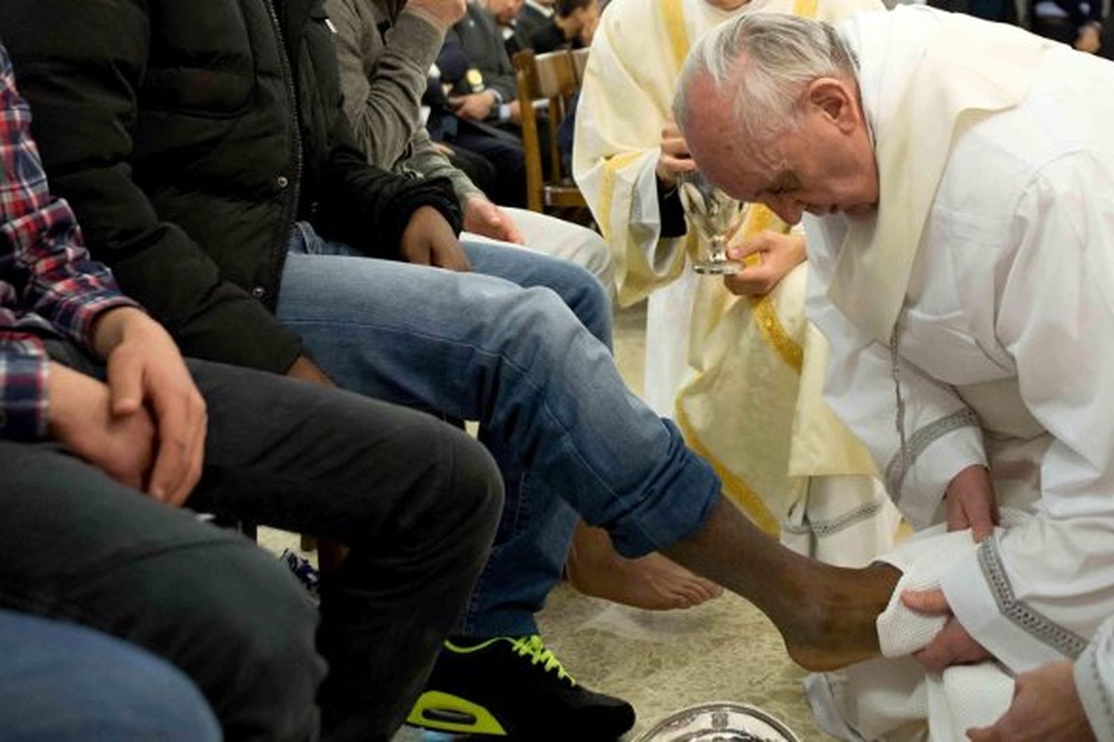 Francisco lavando los pies a doce menores presos