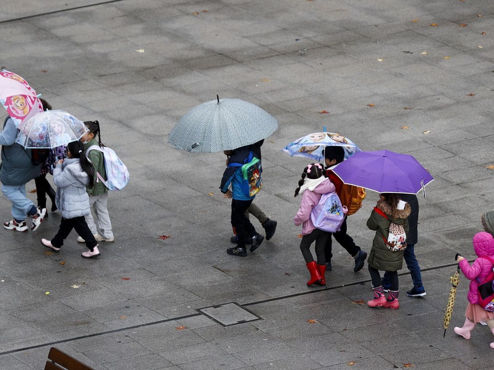 Menores camino del colegio