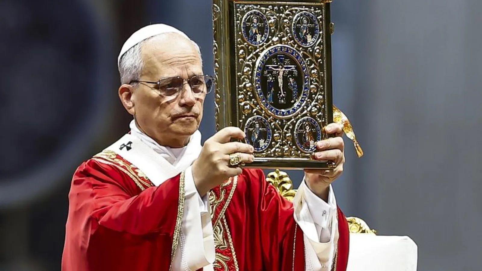León XIV muestra el Evangelio