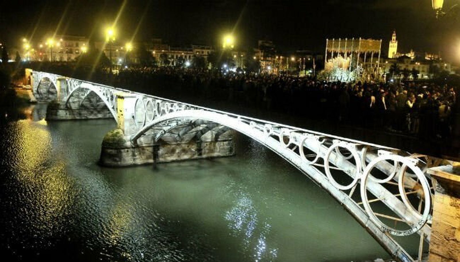 Paso por el puente de Triana