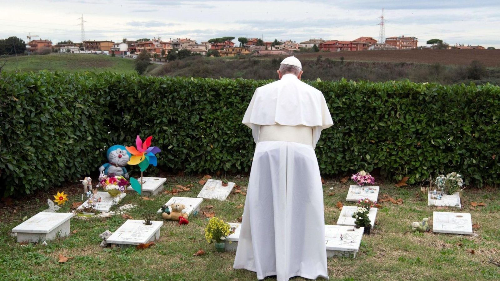 Francisco en el Cementerio Laurentino de Roma, en 2018