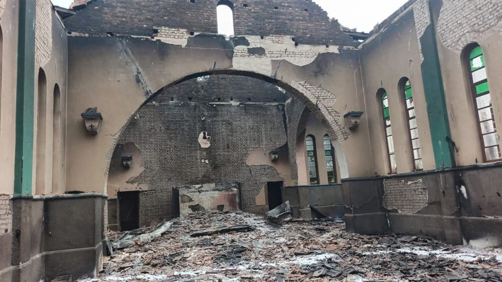 Iglesia de São Luis Maria de Monfort, en Cabo Delgado, incendiada por los yihadistas