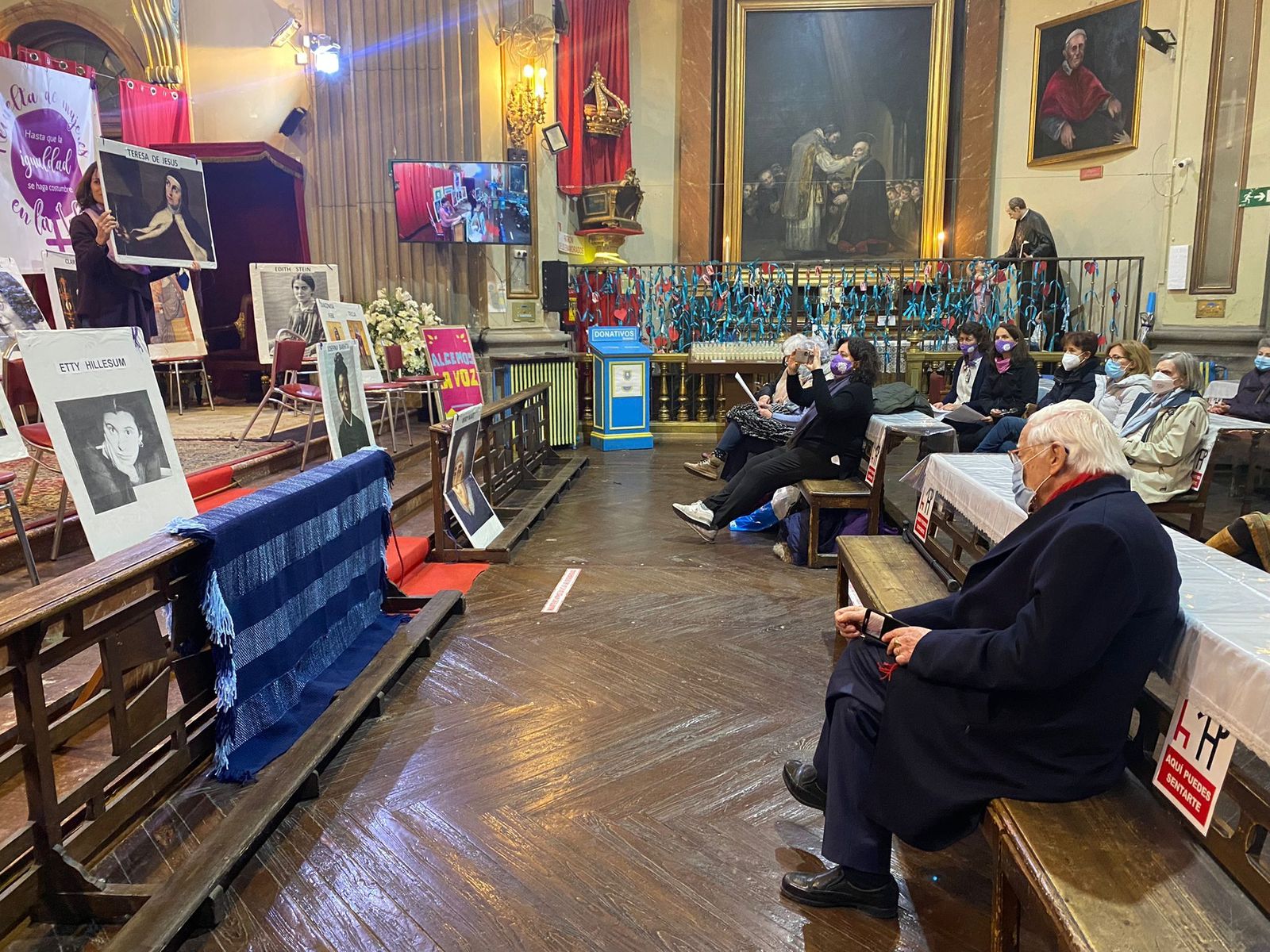 Las mujeres, en el altar de San Antón