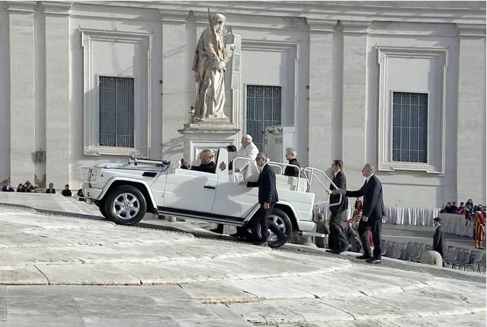 El papamóvil acerca a Francisco al altar en la plaza de San Pedro