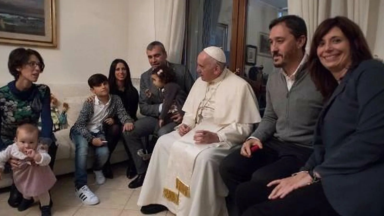 El papa Francisco con un grupo de curas casados y sus familias