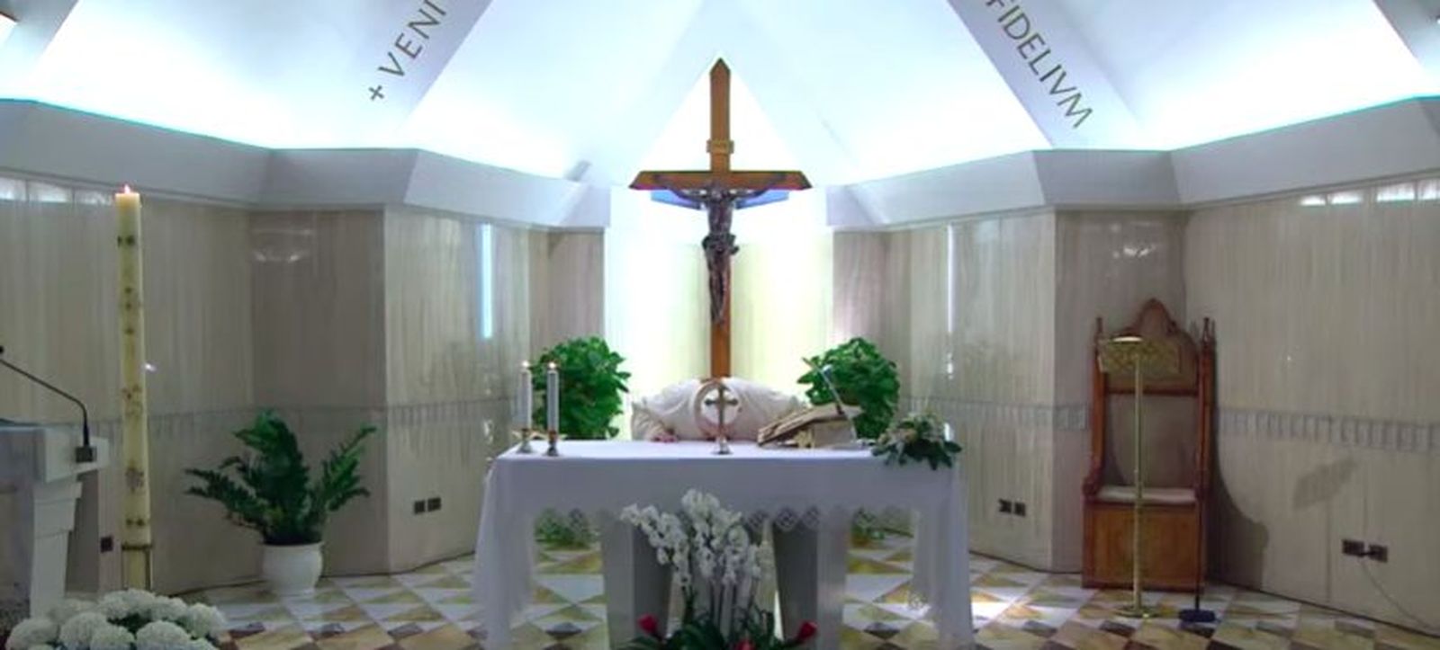 Francisco besa el altar de Santa Marta