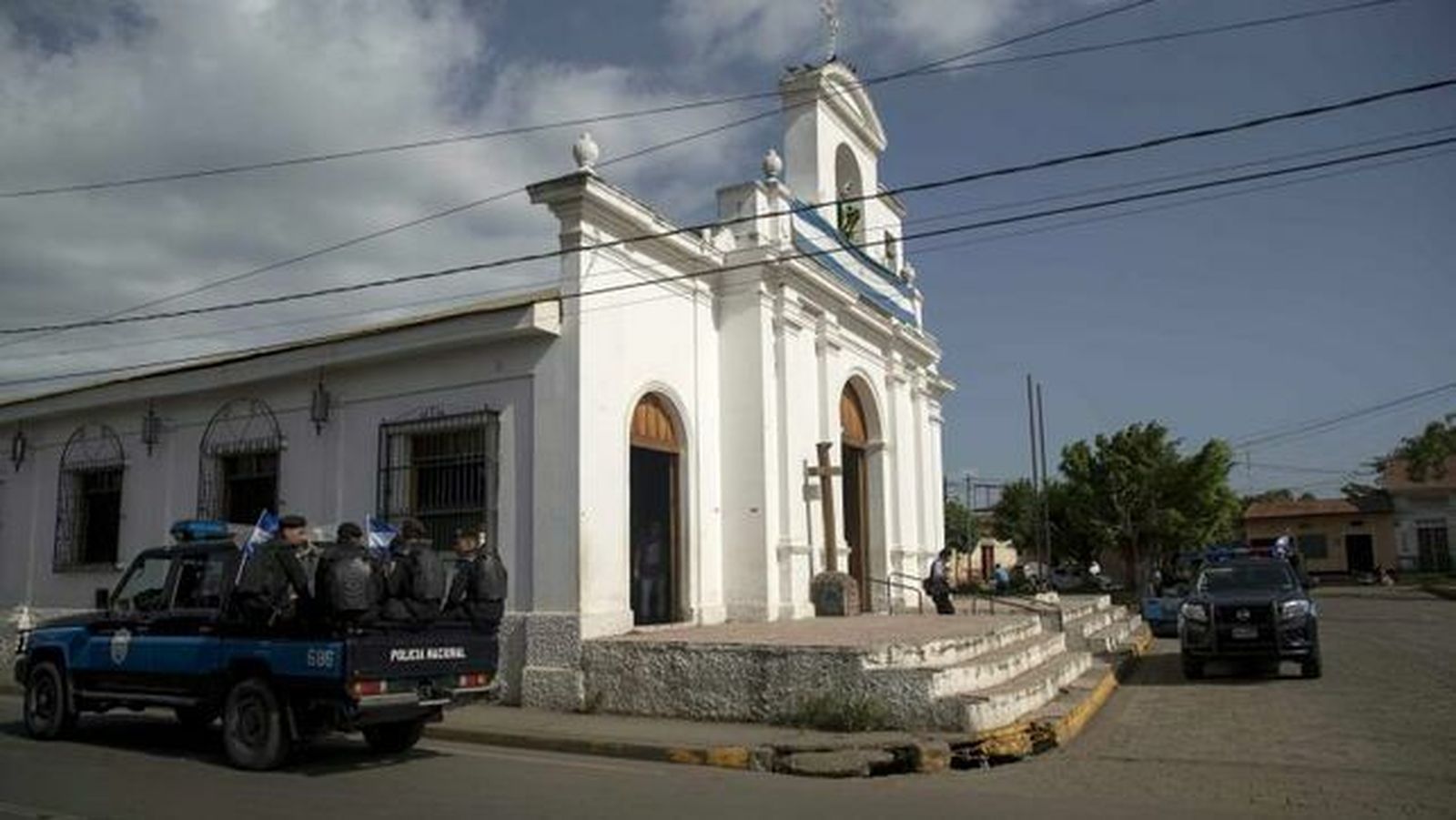 Vehículos con policías rodean la iglesia de San Miguel en Masaya