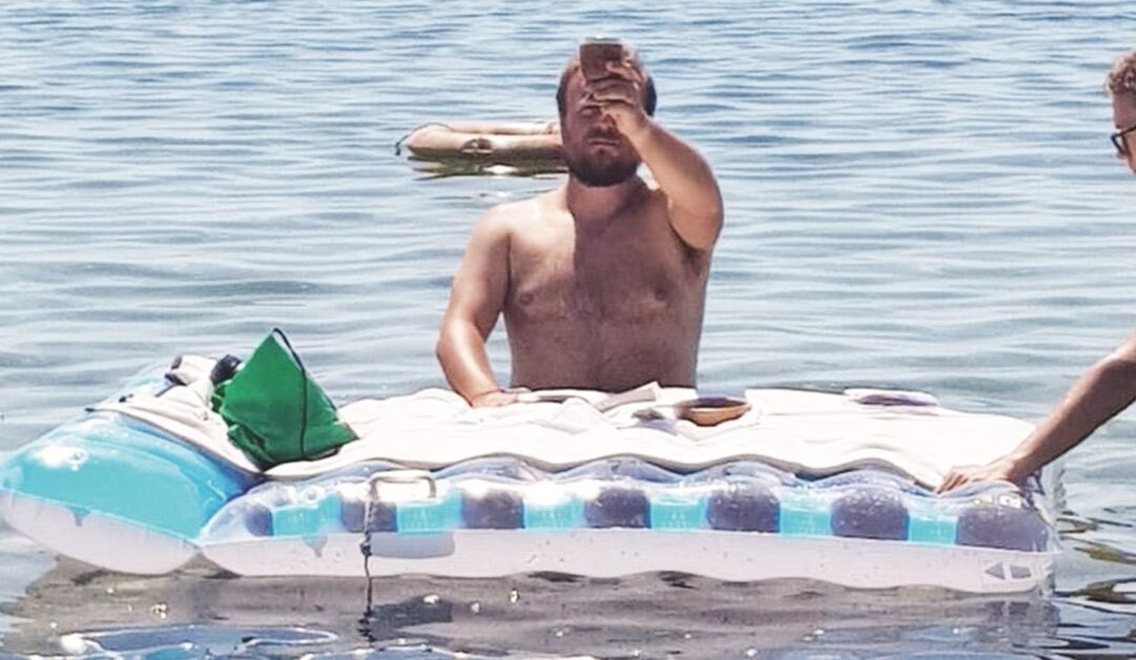 El cura que celebró misa en el mar