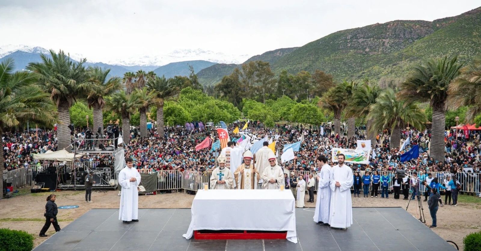 Cradenal Fernando Chomali en el Santuario de Santa Teresa de los Andes