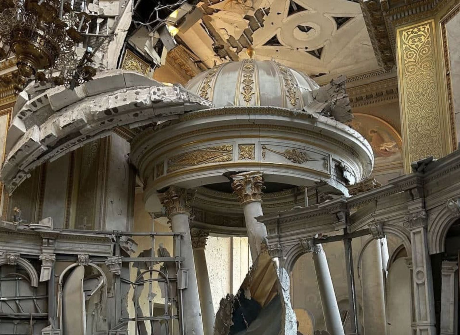 Interior de la catedral de Odesa tras el bombardeo ruso