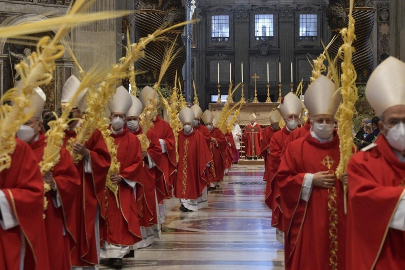 En el Angelus, Francisco invitó a no pasar de largo