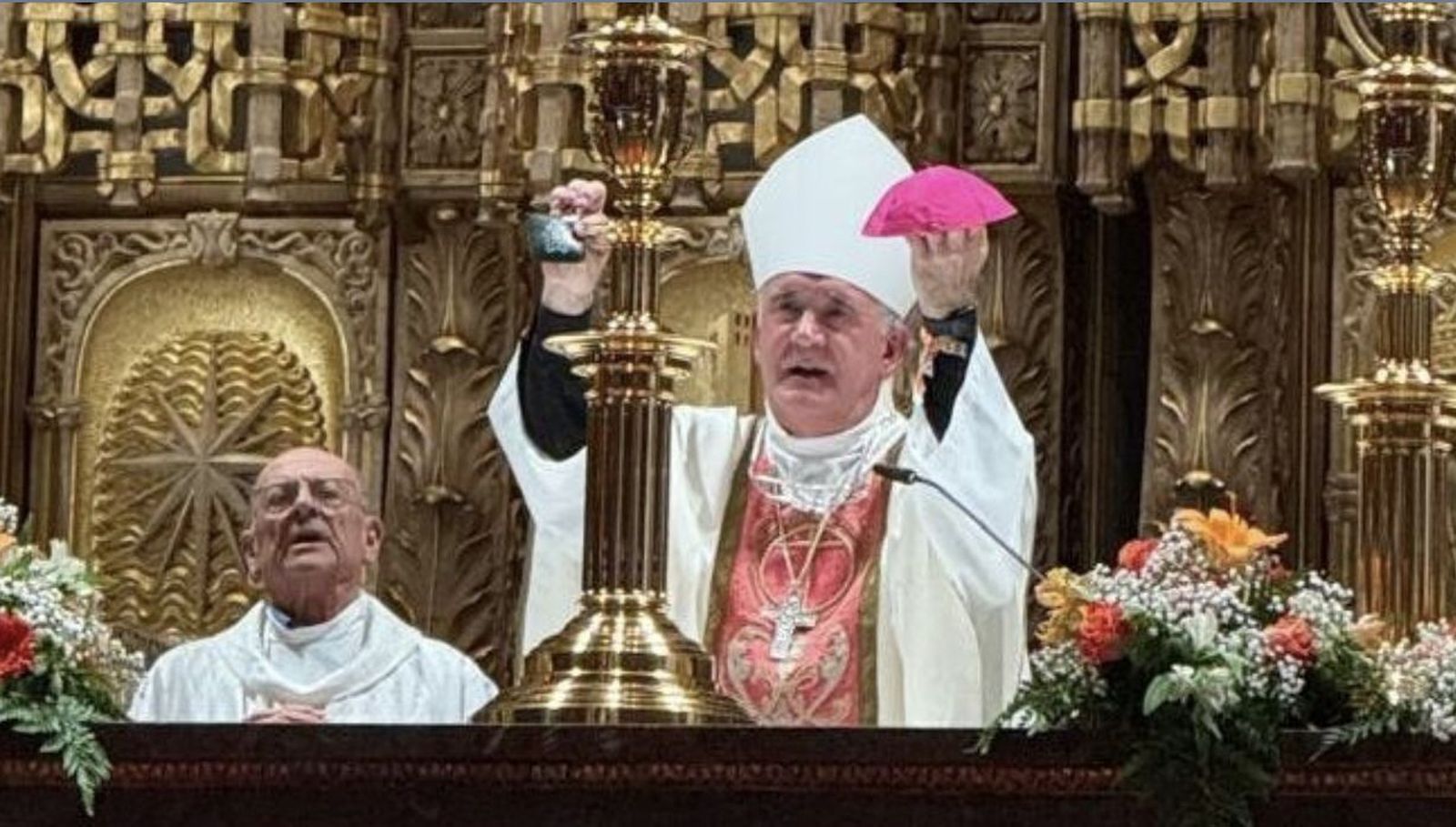 Pérez Pueyo ofrece el solideo y el rosario que le regaló León XIV