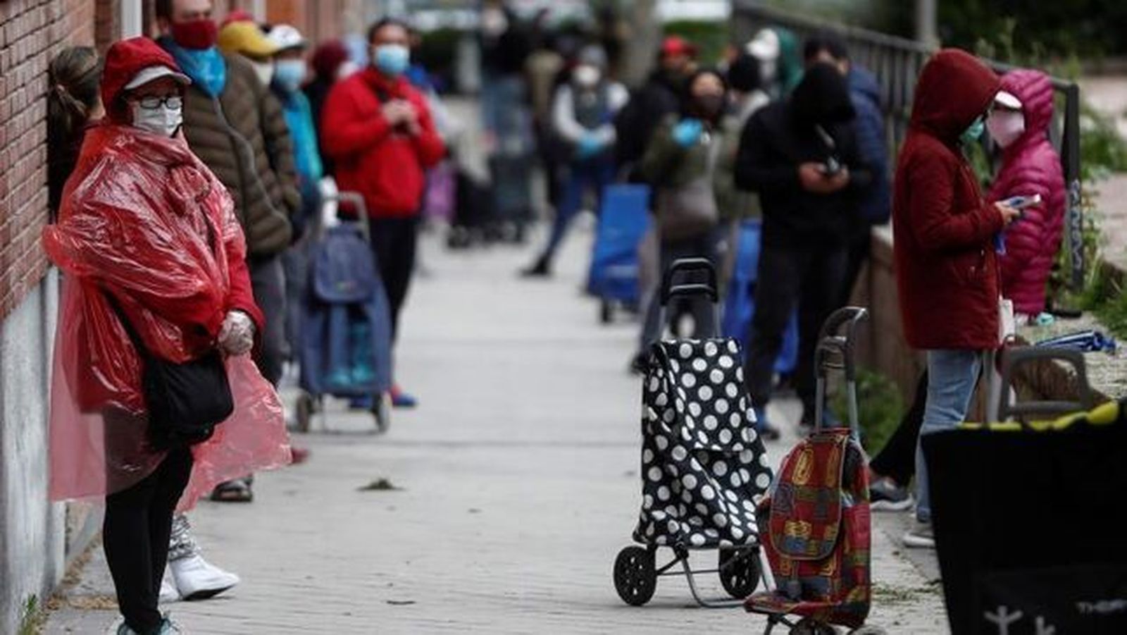 Colas para repartir comida en una parroquia de Madrid