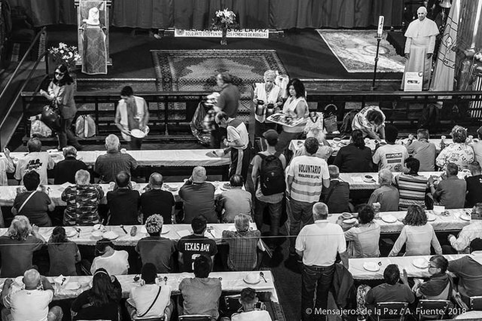 Servicio de desayuno en la nave de la iglesia de San Antón