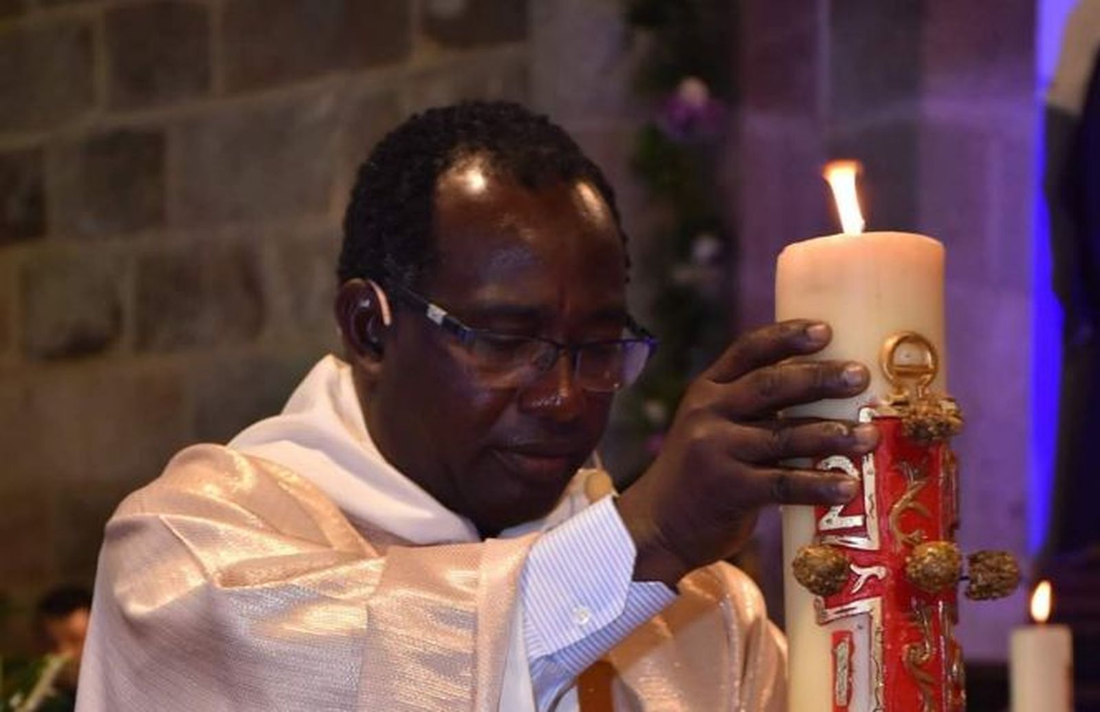 El sacerdote africano celebra la eucaristía en Galicia