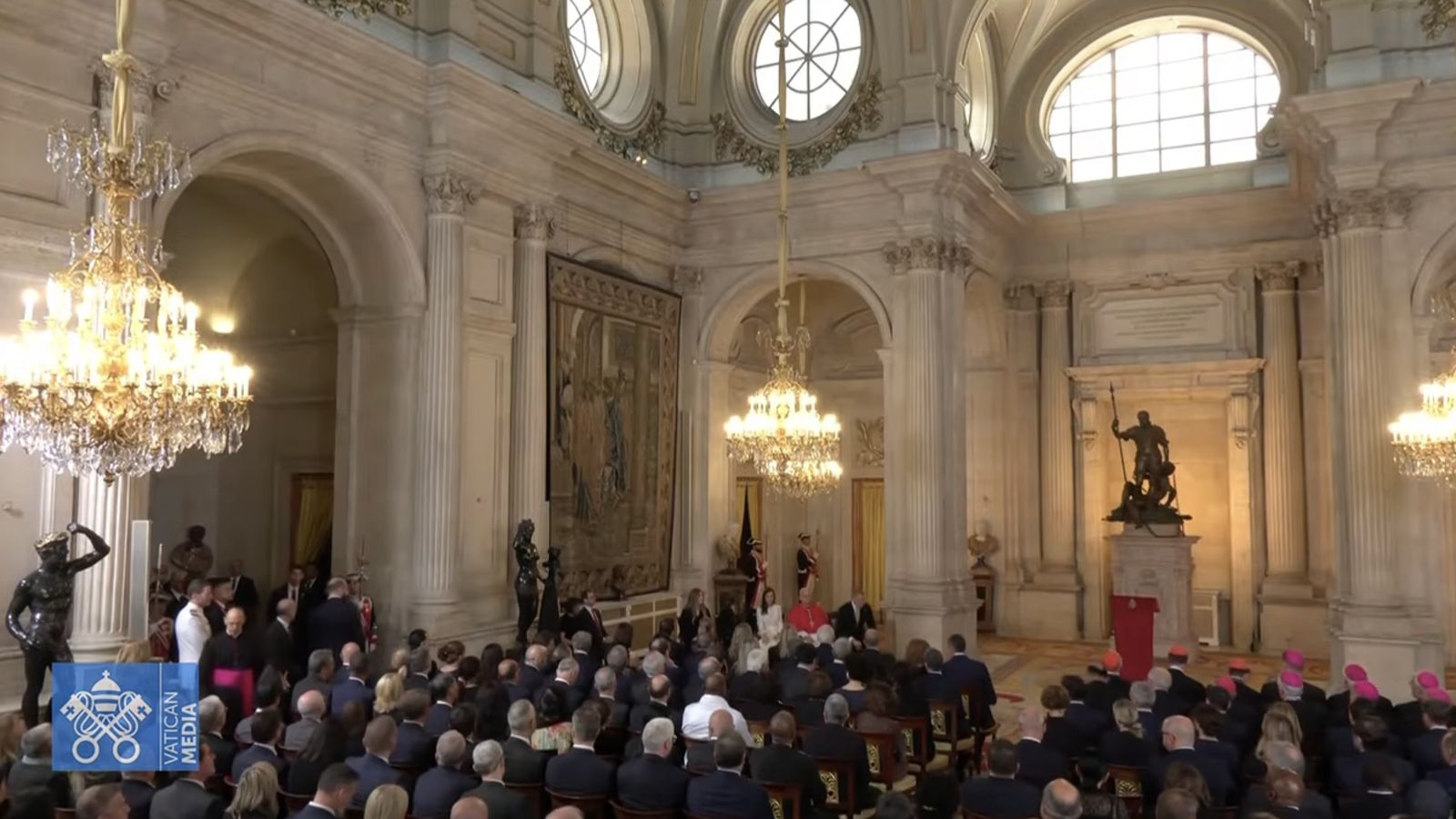 El Papa, con las autoridades en el palacio real