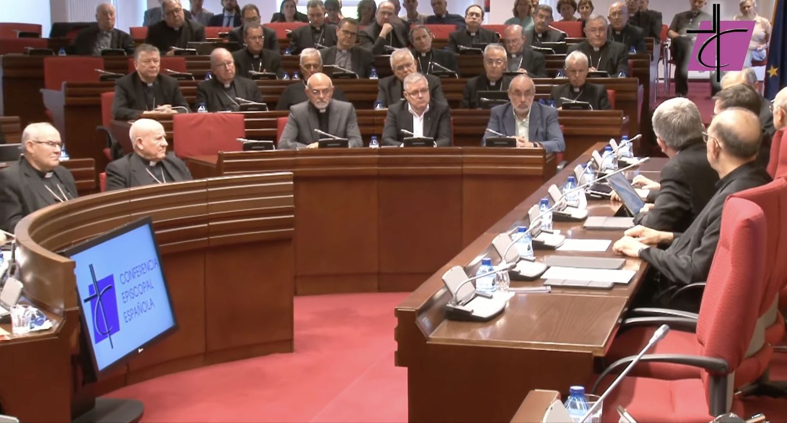 Los representantes de la CONFER, en la primera fila